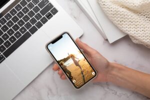 09merawat dan membersihkan smartphone